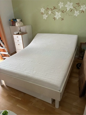 Bett mit verstellbarem Rost und Matraze