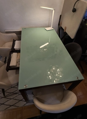 Wunderschöner Glastisch mit Holzunterbau.