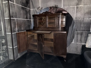 Antikes Büffet aus Bay. Schlossanlage