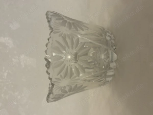 Schöne Glassschale mit geschliffenen Blumen