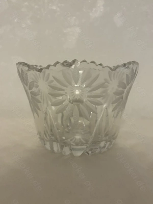 Schöne Glassschale mit geschliffenen Blumen