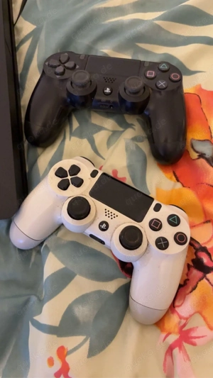 PlayStation 4 Slim (500GB) mit 4 Controllern + Spiel  Bild 3