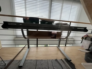 Höhenverstellbarer und schwenkbarer Schreibtisch