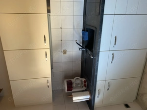 Küche weiß mit schwarzer Arbeitsplatte und Spüle mit Elektrogeräten sehr guter Zustand  Bild 3