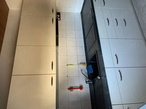 Küche weiß mit schwarzer Arbeitsplatte und Spüle mit Elektrogeräten sehr guter Zustand 