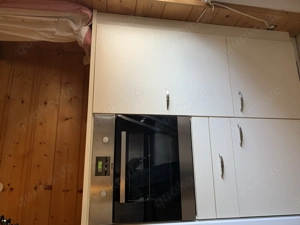 Küche weiß mit schwarzer Arbeitsplatte und Spüle mit Elektrogeräten sehr guter Zustand  Bild 4