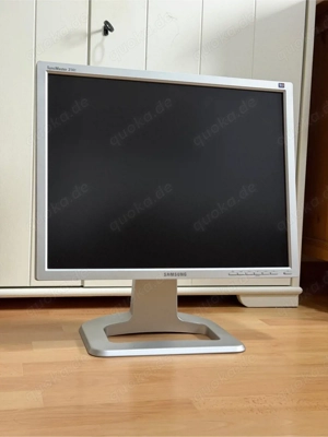 Samsung 22  Monitor   höhenverstellbar & drehbar, VGA DVI