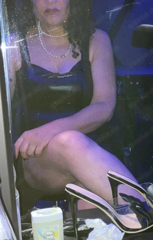 Domina erzieht Sklaven real im Studio