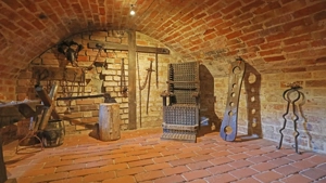 Suche Frau für Spanking mit eigenem Keller   "Bitte Text ganz lesen" 