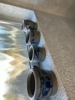 verschieden Steinguttöpfe