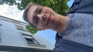 Junger Mann für Frauen mit mehr Gewicht. Bild 2