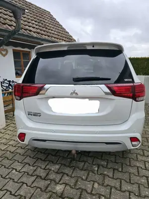 Mitsubishi Outlander 2.4 4WD Plug-In Hybrid Bild 2