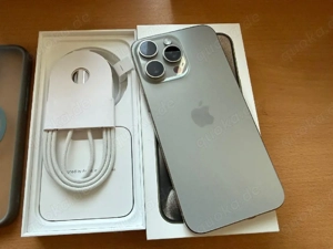 iPhone 15 Pro Max in elegantem Titan Natur.