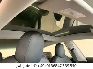 Tesla Model 3 Dual AWD Wärmepumpe Autopilot Kam Pano Bild 4