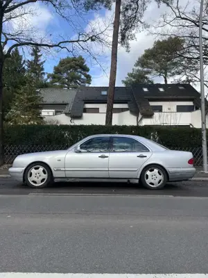 Mercedes-Benz E 230 Avantgarde
