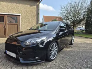 Ford Focus Focus Turnier 2.0 EcoBoost ST mit Leder-Sport-Paket
