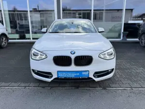 BMW 116 i Sport Line Automatik*Navi*Scheckheft*LED* Bild 2