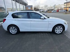 BMW 116 i Sport Line Automatik*Navi*Scheckheft*LED* Bild 4