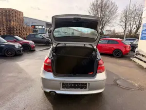 BMW 120 Limousine 120d Automatik Navi Allwetter Bild 4