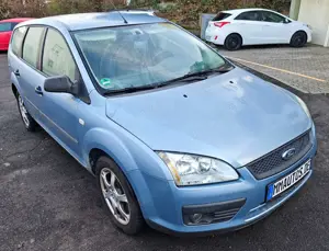 Ford Focus Focus Turnier 1.6 WERKSTATTGEPRÜFT TÜV NEU Bild 3