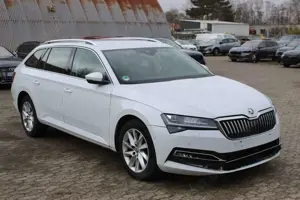 Skoda Superb Combi 2.0 TDI DSG Style Leder Navi LED