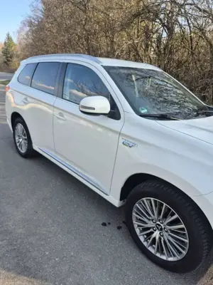 Mitsubishi Outlander 2.4 4WD Plug-In Hybrid Bild 3