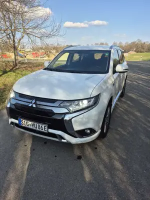 Mitsubishi Outlander 2.4 4WD Plug-In Hybrid Bild 4