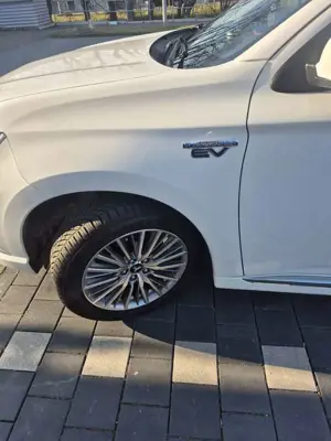 Mitsubishi Outlander 2.4 4WD Plug-In Hybrid Bild 5