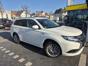 Mitsubishi Outlander 2.4 4WD Plug-In Hybrid Bild 2