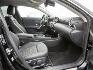 Mercedes-Benz CLA 220 Coupe Edition Progressive 4MATIC Dist Bild 4