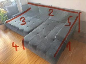 Dunkelblaues Sofa mit 5 Kissen
