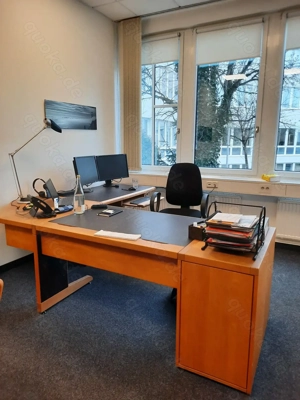 Rarität: Büromöbel aus Massivholz