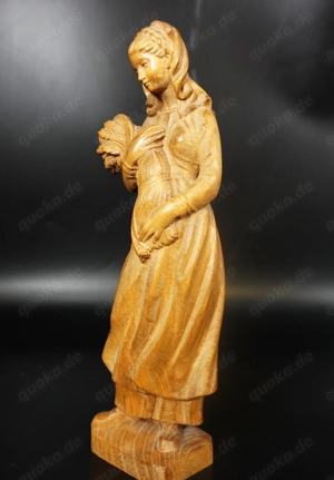 Holzstatuette, Bäuerin mit Getreidebündel, 28 cm