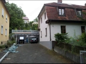 Großzügiges Zweiparteienhaus mit Hallen