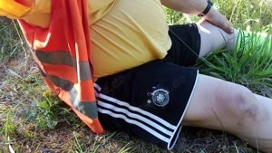 Älterer M trifft sich zum Spielen auf Parkplatz Biebermühle