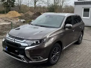 Mitsubishi Outlander PHEV 2.4, 4WD Top, AHK, Pano, *Garantie*