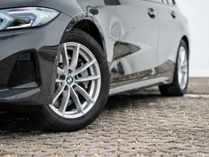 BMW 330 i Touring AdLED KoZg eSitz HuD RFK LiveCoProf Bild 4