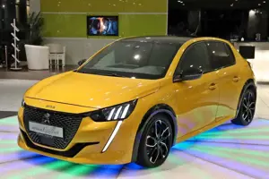 Peugeot 208 GT Automatik*LEDER*NAVI*LED*KAMERA*SHZ*ALU*