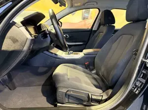 BMW 320 i xDrive KOMF+HUD+LED+LiveProf+TEMP+AL+DAB+ Bild 3