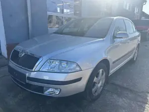 Skoda Octavia Octavia II 1.6 FSI Elegance*8-Fach Bereift