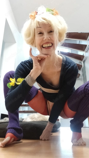 Penis im Buch einklemmen Real Termin Erziehung für Sklaven und Diener 