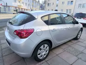 Opel Astra J Lim. 5-trg. Design Edition Bild 4