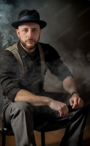 Großer, tätowierter Kerl sucht freche Chat-Partnerin 