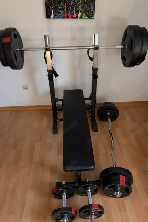 Hantelbank mit Gewichten und Zubehör