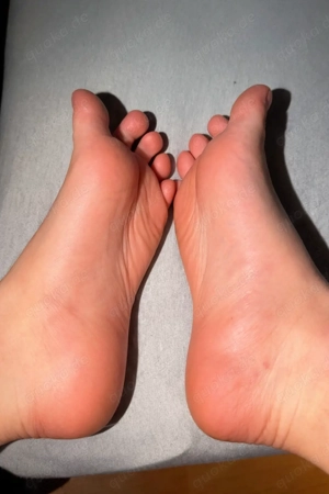 Wer will meine Füße verwöhnen?  