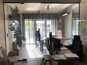 Wir installieren Glastrennwände mit VEXO Smartfolie Bild 2
