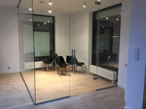 Wir installieren Glastrennwände mit VEXO Smartfolie Bild 3