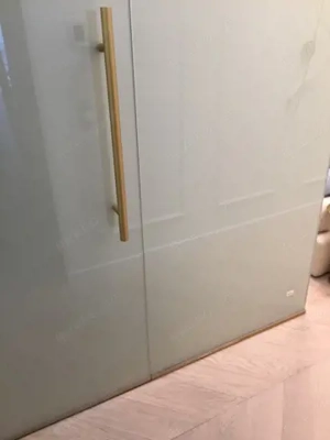 Wir installieren Glastrennwände mit VEXO Smartfolie