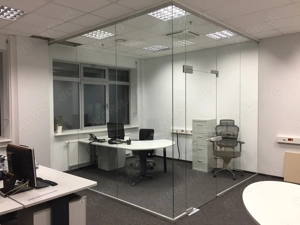 Wir installieren Glastrennwände mit VEXO Smartfolie Bild 4