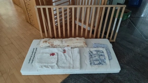 Kinderbett 140cm mit Matratze und Bettwäsche. Gitterbett